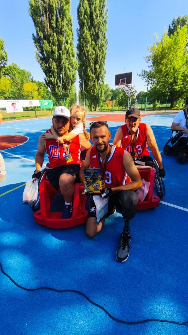 Сила духу не має обмежень. Ветеран війни Дмитро Верескун взяв участь у турнірі зі стрітболу на кріслах колісних Сила духу не має обмежень. Ветеран війни Дмитро Верескун взяв участь у турнірі зі стрітболу на кріслах колісних