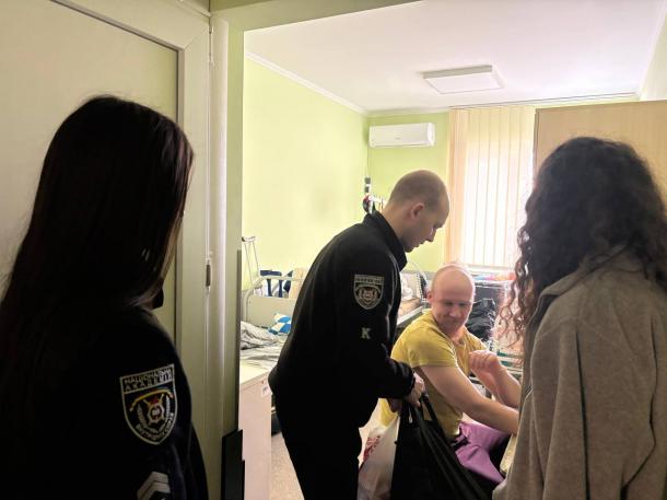 Живі уроки мужності: курсанти-криміналісти відвідали поранених героїв у Центральному госпіталі МВС