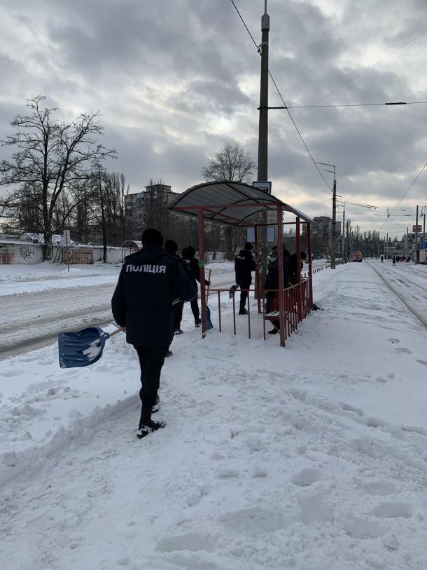 Курсанти ННІ № 2 допомагають рятувати місто від снігових заметів