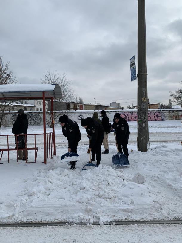 Курсанти ННІ № 2 допомагають рятувати місто від снігових заметів