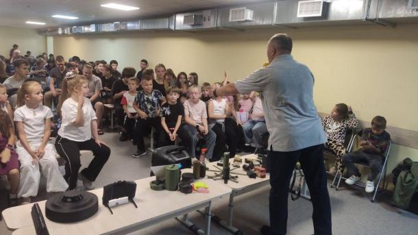Мінна безпека: фахівець НАВС провів практичне заняття для школярів Мінна безпека: фахівець НАВС провів практичне заняття для школярів