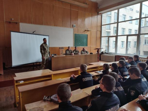 Служити Закону, вшановувати Героїв: у навчально-науковому експертно-криміналістичному інституті НАВС відбулася зустріч курсантів з ветеранами Служити Закону, вшановувати Героїв: у навчально-науковому експертно-криміналістичному інституті НАВС відбулася зустріч курсантів з ветеранами