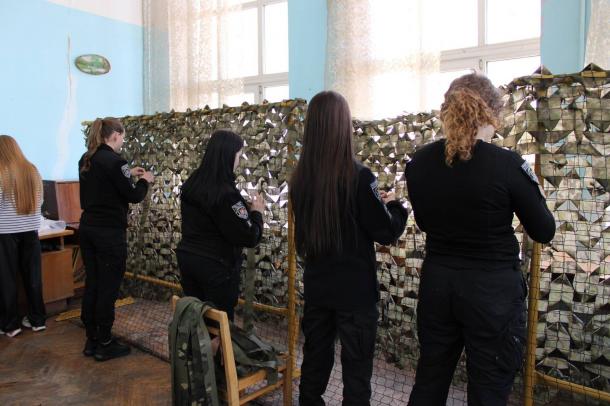 Тепло своїми руками: у НАВС провели майстер-клас на підтримку військових