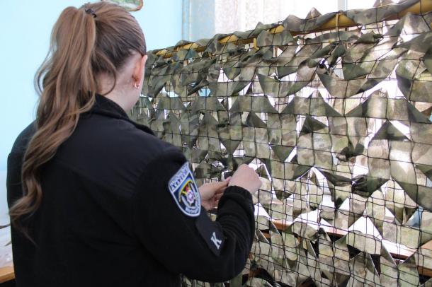 Тепло своїми руками: у НАВС провели майстер-клас на підтримку військових