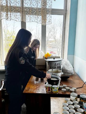 Тепло своїми руками: у НАВС провели майстер-клас на підтримку військових