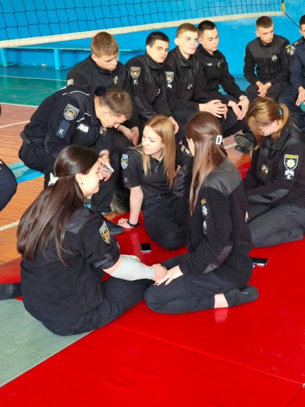 Тактична медицина: в ННЕКІ НАВС триває цикл тренінгів із зупинки критичних кровотеч у польових умовах