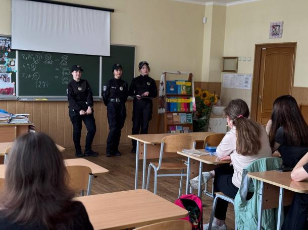 Профорієнтаційна робота курсантів: школярів ознайомили з професіями криміналіста і судового експерта
