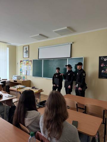 Профорієнтаційна робота курсантів: школярів ознайомили з професіями криміналіста і судового експерта