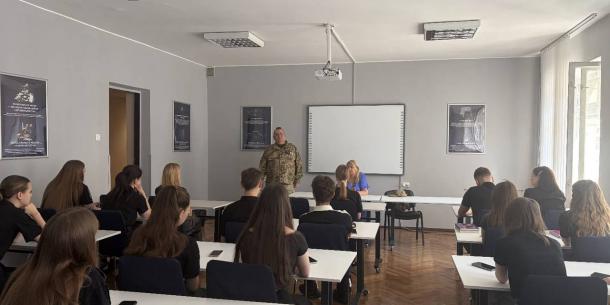 ЗУСТРІЧ СТУДЕНТІВ З ВЕТЕРАНОМ - ВИПУСКНИКОМ НАВС ЗУСТРІЧ СТУДЕНТІВ З ВЕТЕРАНОМ - ВИПУСКНИКОМ НАВС