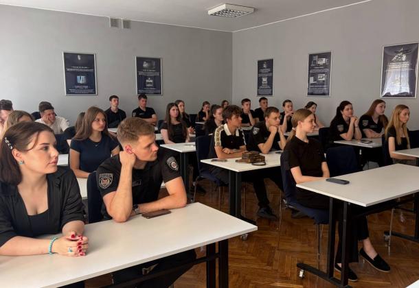 ЗУСТРІЧ СТУДЕНТІВ З ВЕТЕРАНОМ - ВИПУСКНИКОМ НАВС ЗУСТРІЧ СТУДЕНТІВ З ВЕТЕРАНОМ - ВИПУСКНИКОМ НАВС