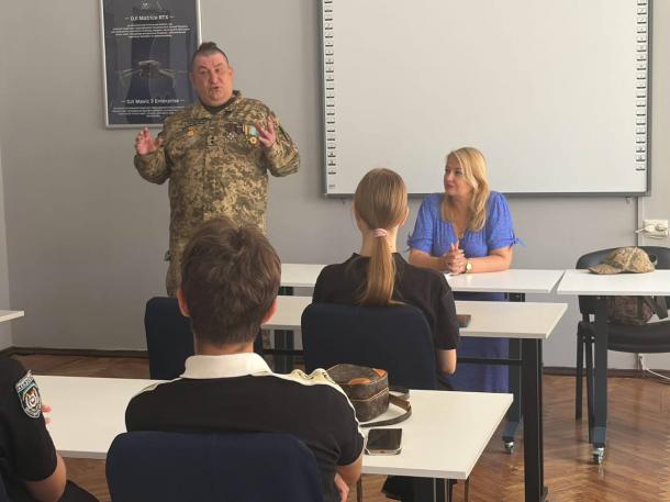 ЗУСТРІЧ СТУДЕНТІВ З ВЕТЕРАНОМ - ВИПУСКНИКОМ НАВС ЗУСТРІЧ СТУДЕНТІВ З ВЕТЕРАНОМ - ВИПУСКНИКОМ НАВС